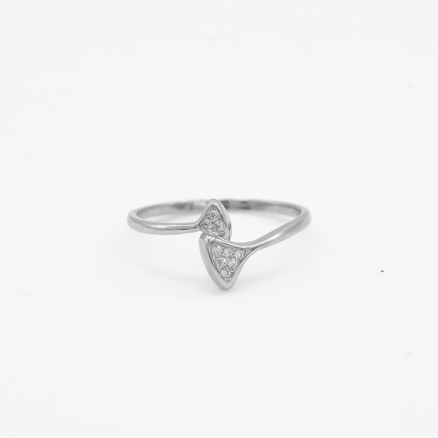 Close-up of Liora 925 silver bow ring with sparkle stone detailing by Zyrene