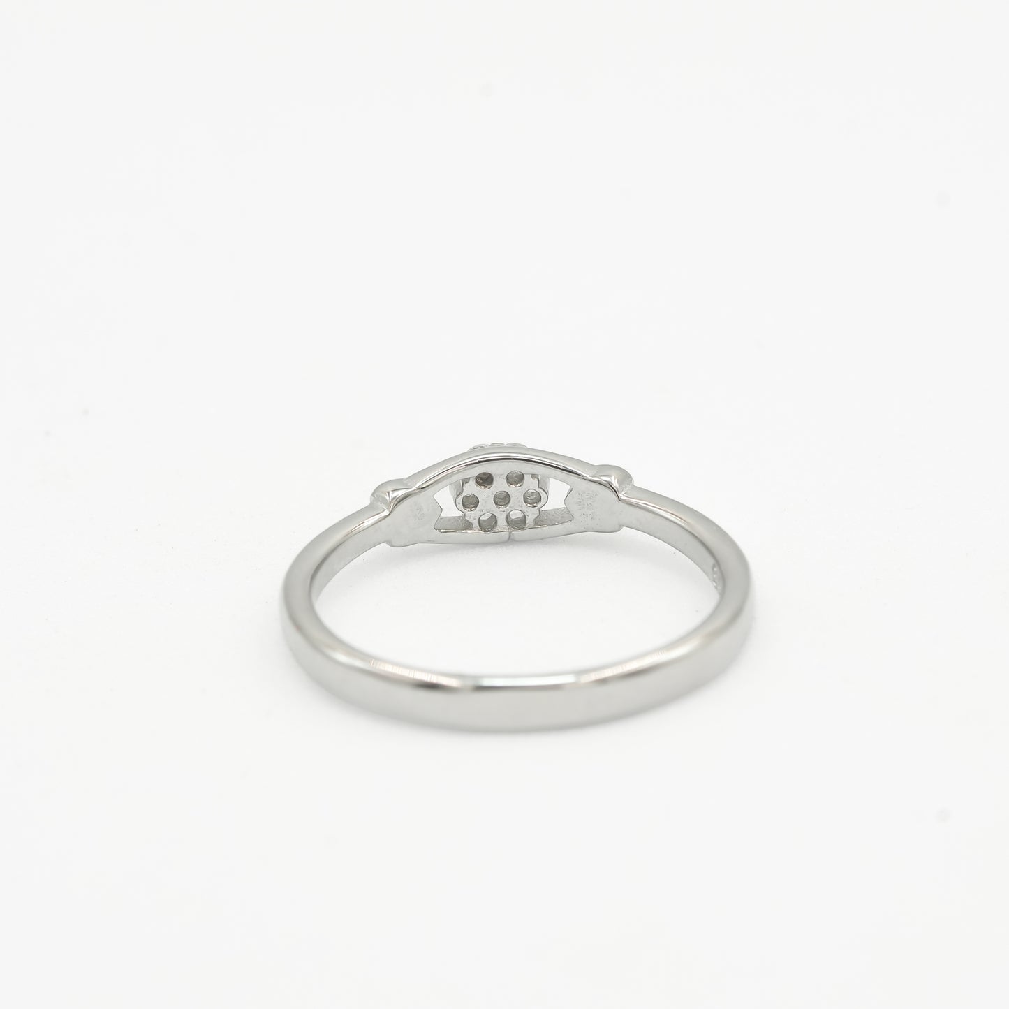 Zyrene Aarvi 925 silver flower ring worn on hand for daily wear styling