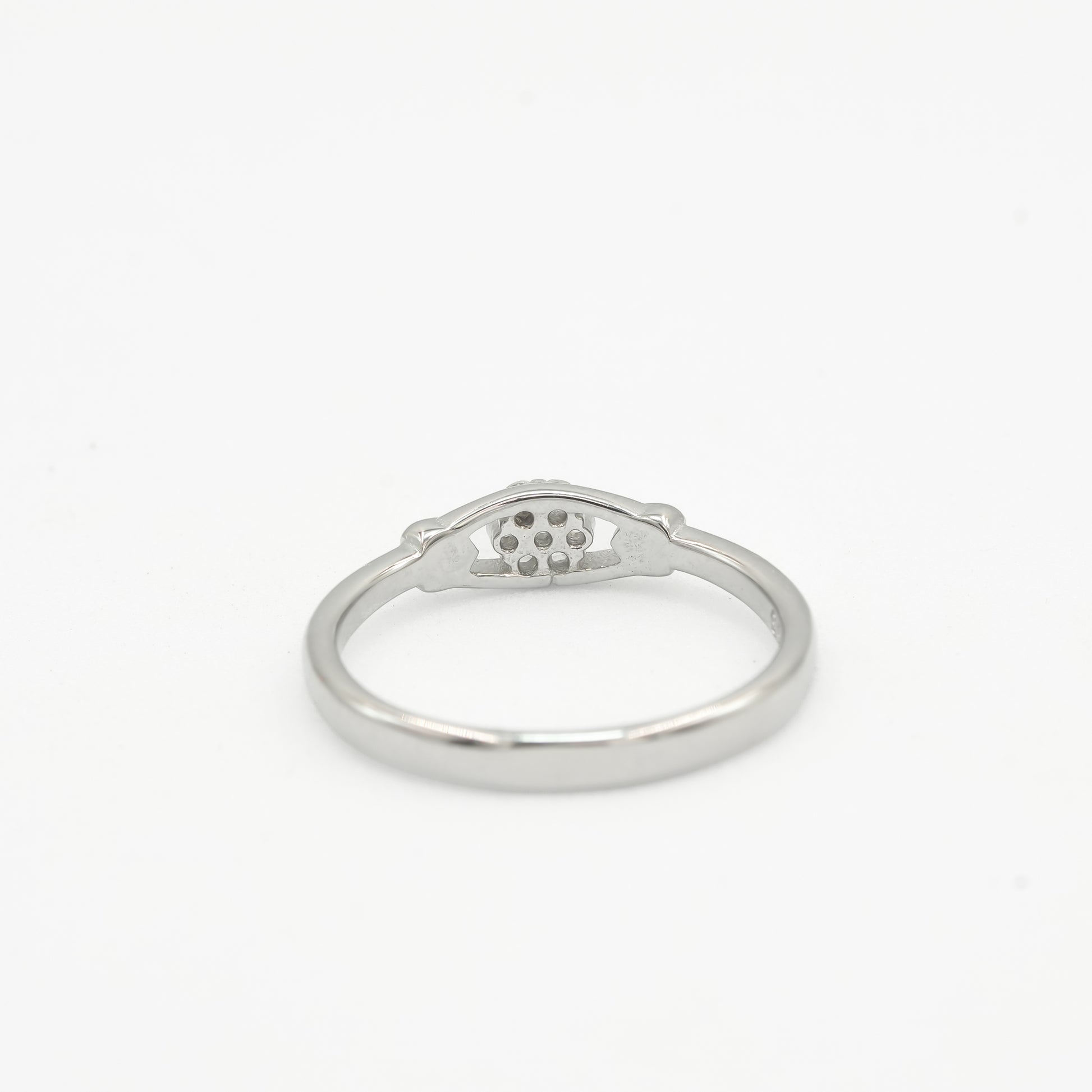 Zyrene Aarvi 925 silver flower ring worn on hand for daily wear styling