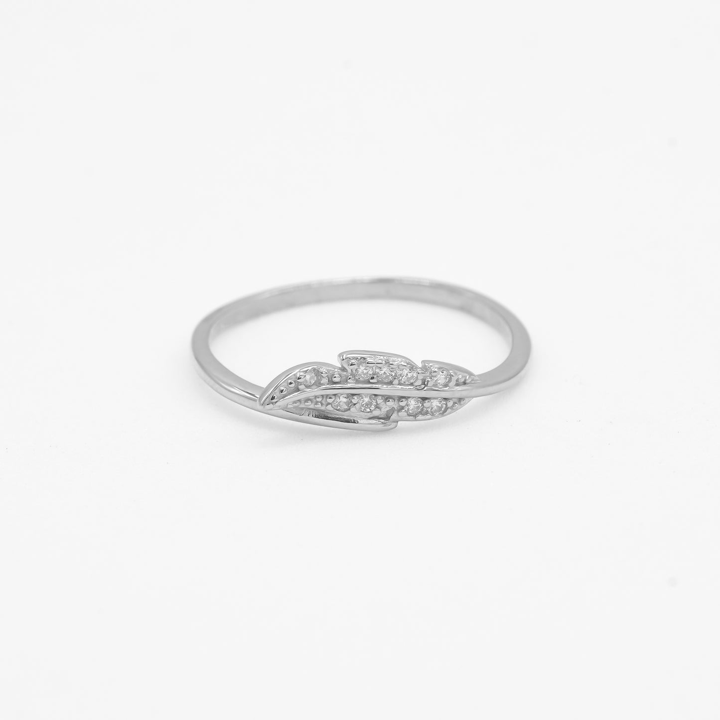 Close-up of Avni 925 silver feather leaf ring with sparkle stone detailing