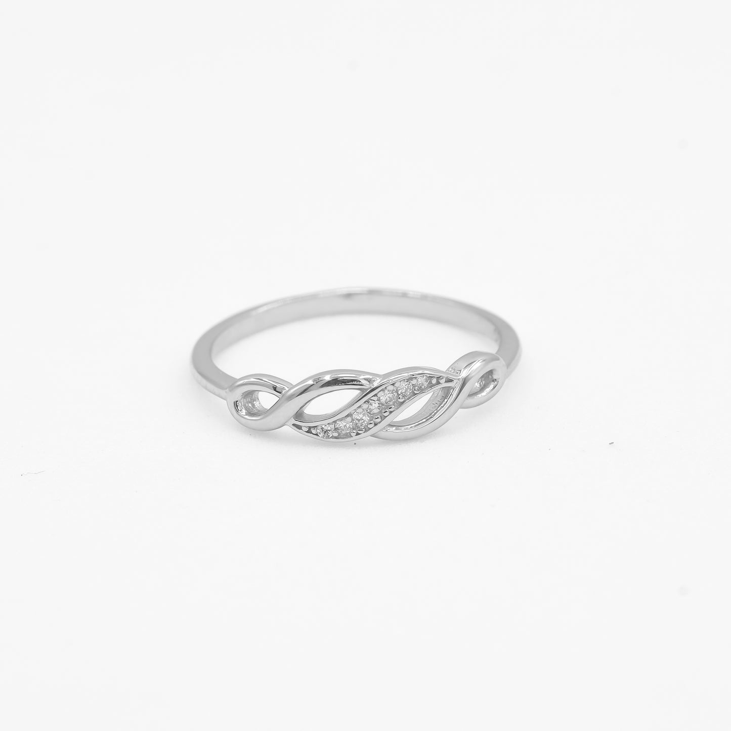 Close-up of Leher 925 silver infinity braid ring with sparkle stone detailing