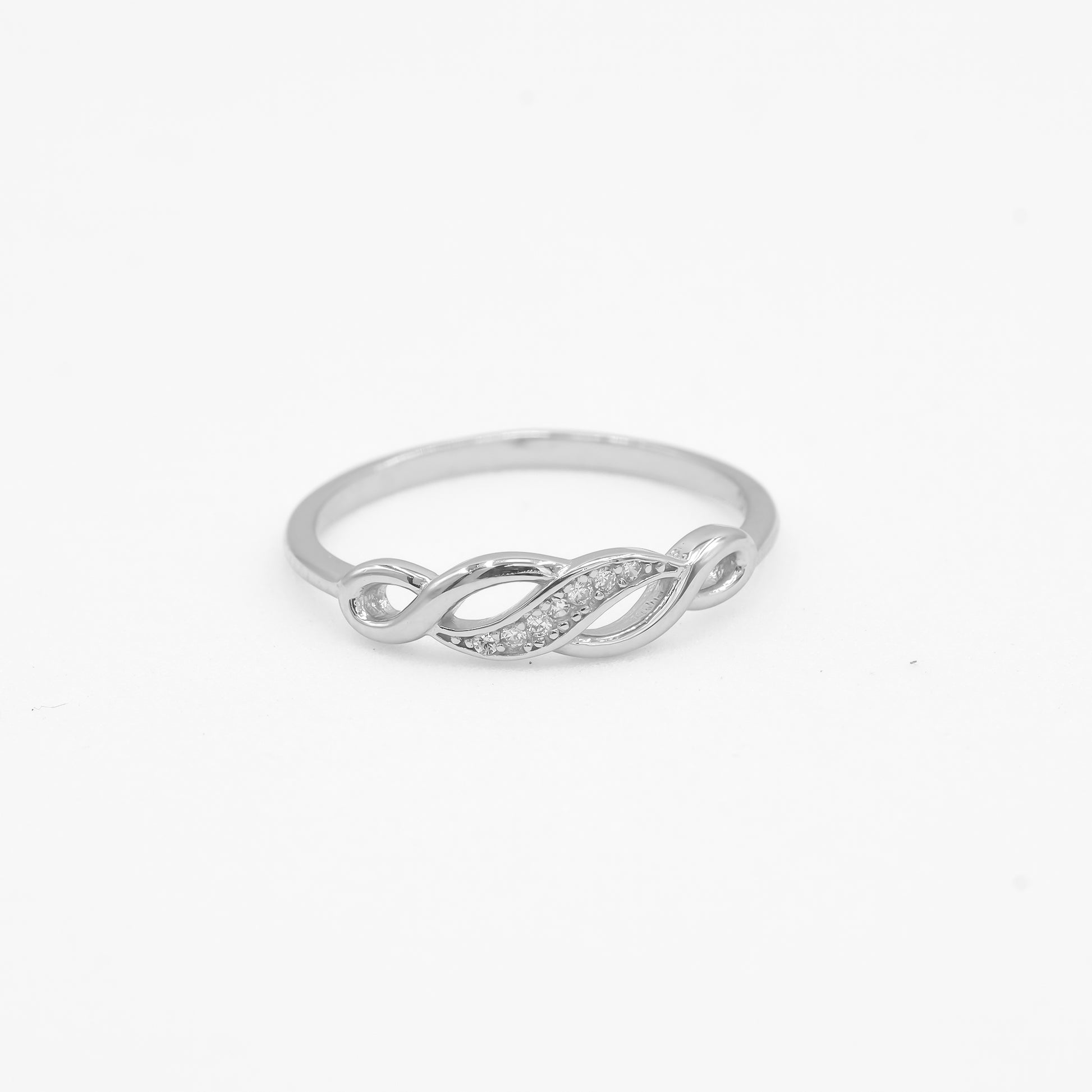 Close-up of Leher 925 silver infinity braid ring with sparkle stone detailing