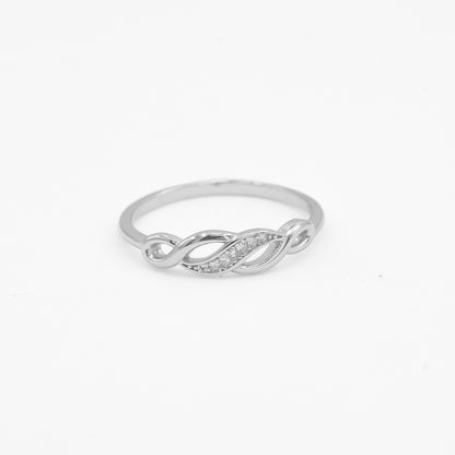 Close-up of Leher 925 silver infinity braid ring with sparkle stone detailing