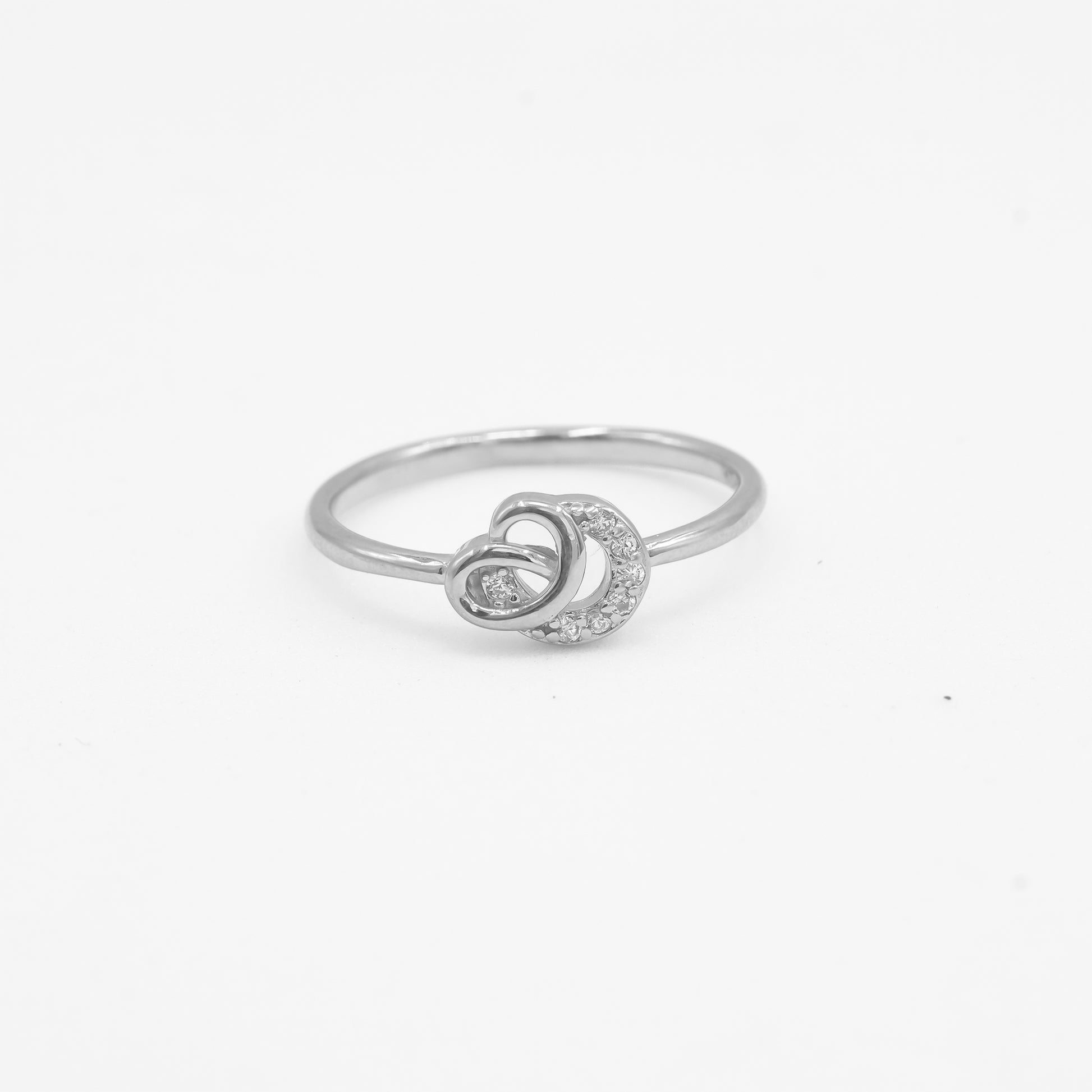 Close-up of Mira 925 silver linked circle ring with sparkle stone detailing