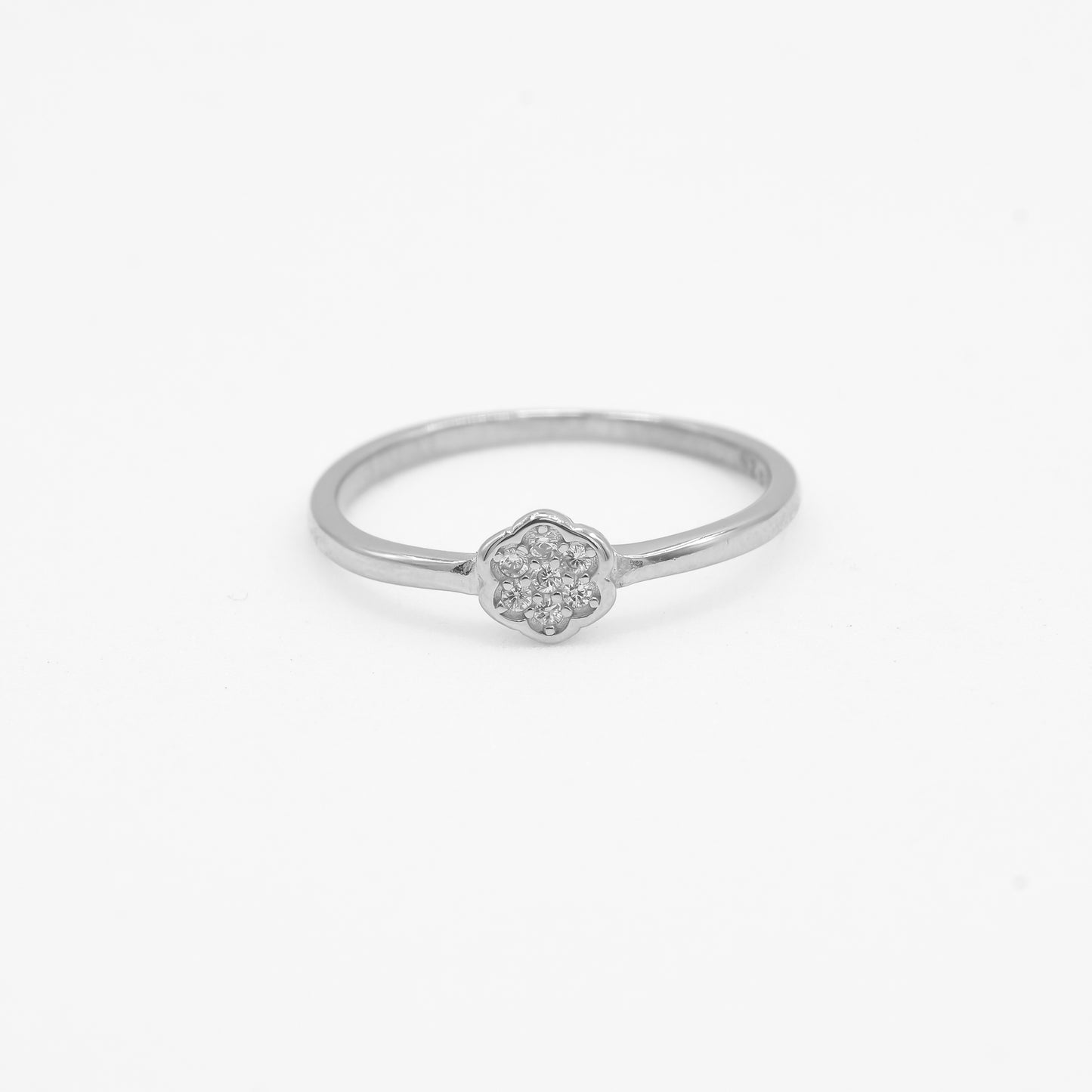 Close-up of Nira 925 silver flower sparkle ring with stone detailing
