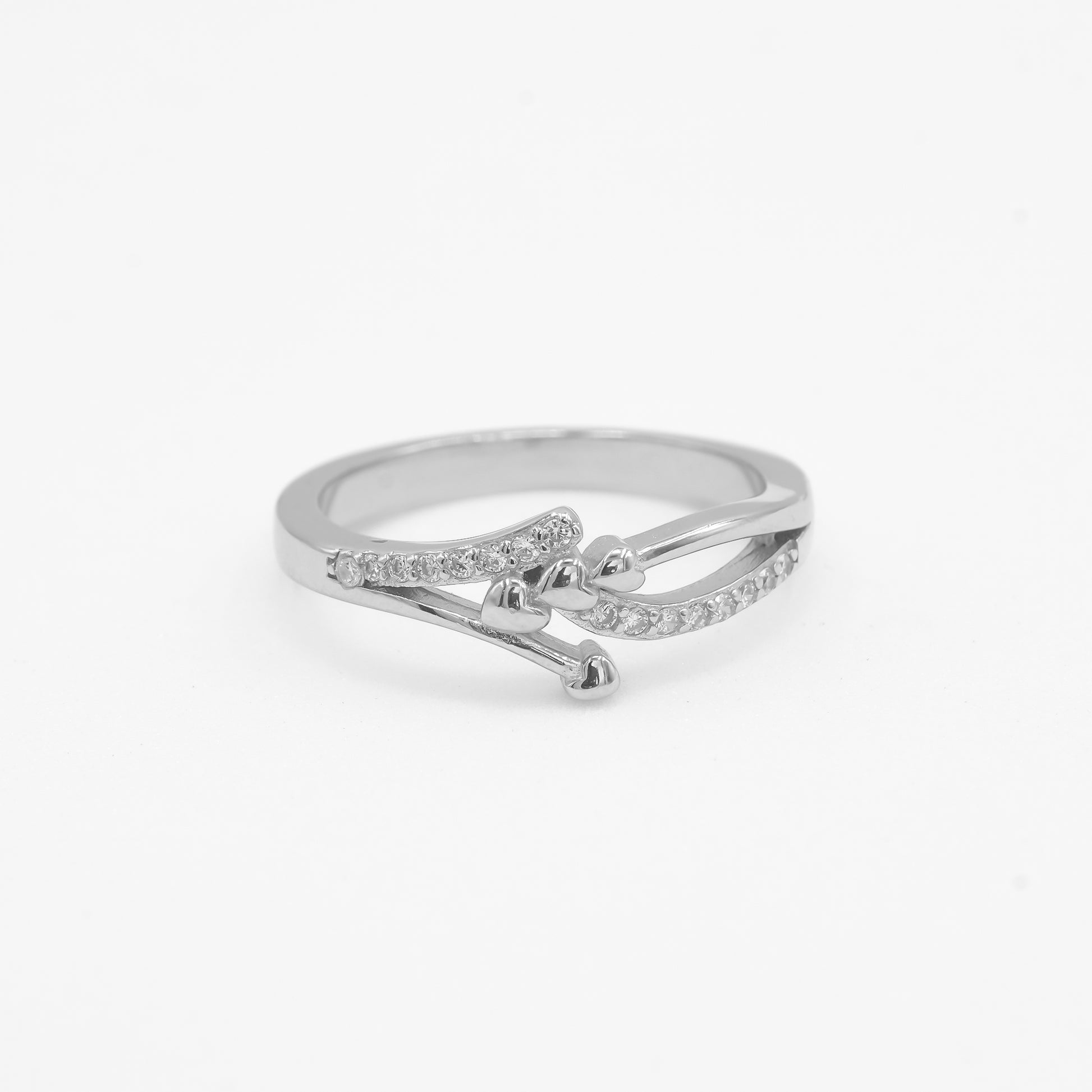 Close-up of Reva 925 silver heartline ring with sparkle stone detailing