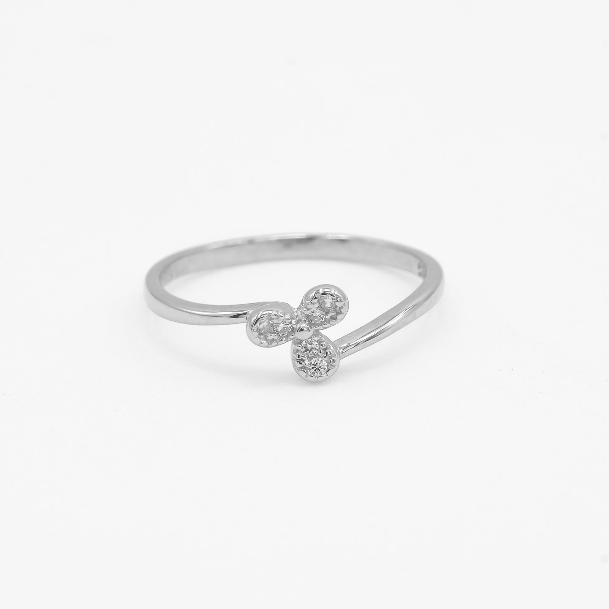 Close-up of Tara 925 silver trio sparkle ring with three stone detailing