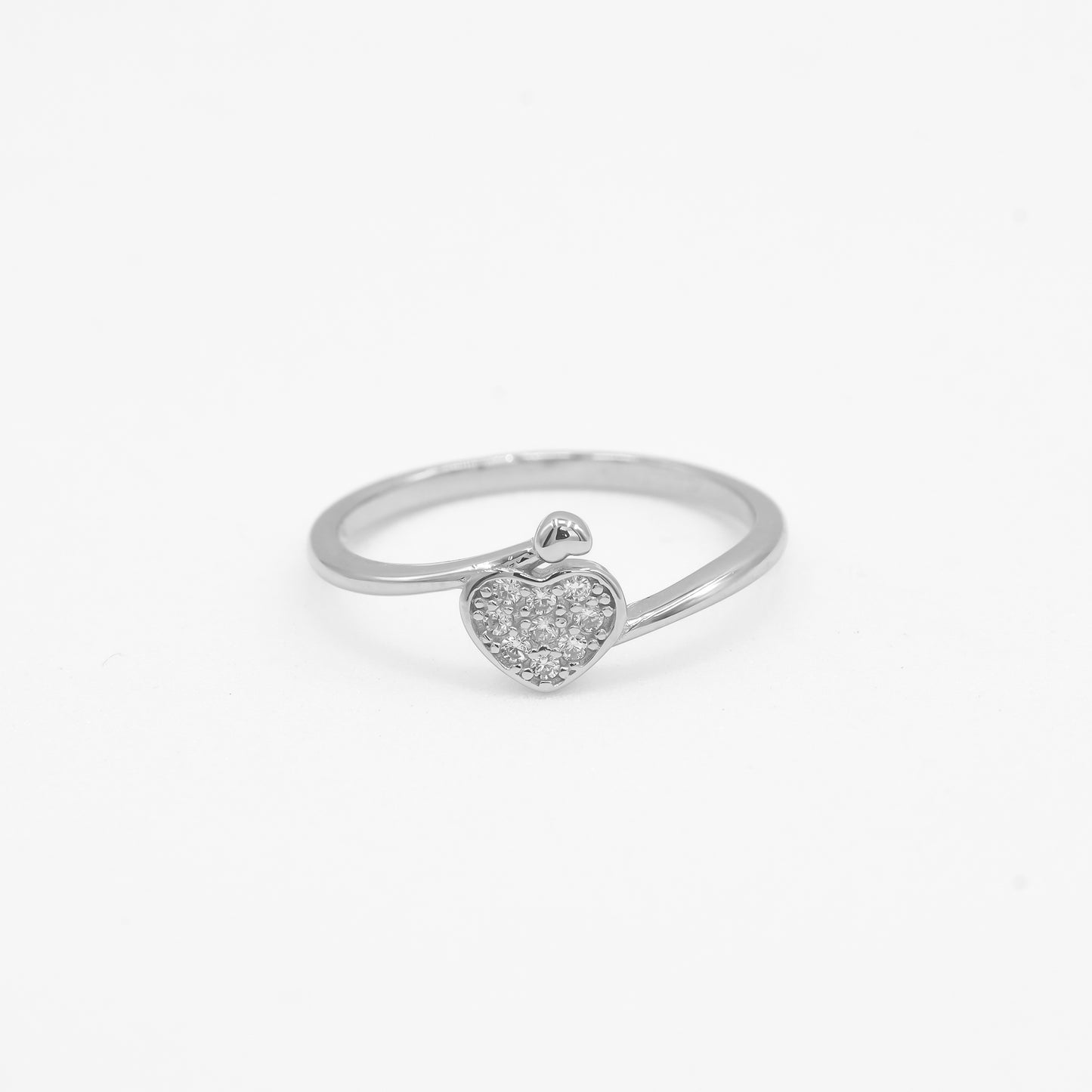 Close-up of Cora 925 silver heart ring with sparkle stone detailing by Zyrene