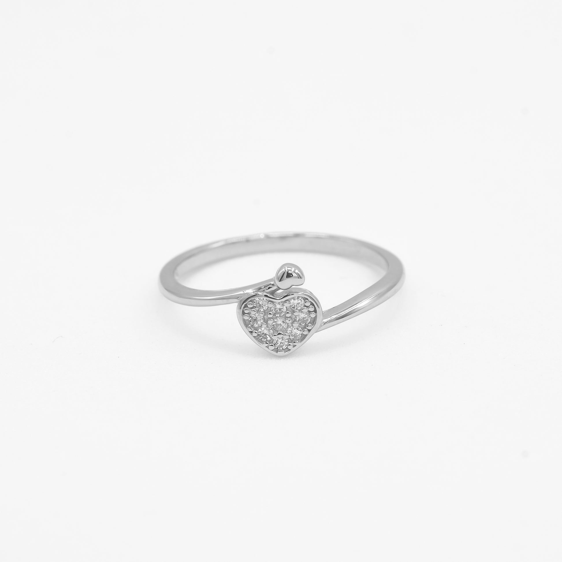 Close-up of Cora 925 silver heart ring with sparkle stone detailing by Zyrene