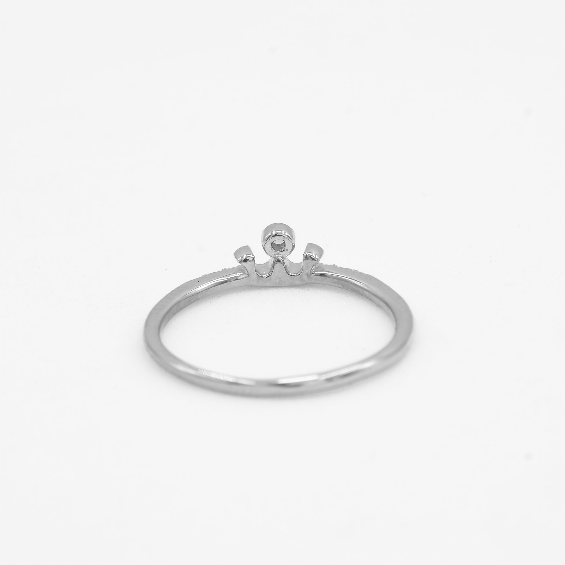 Close-up of Rani 925 silver crown sparkle ring with stone detailing