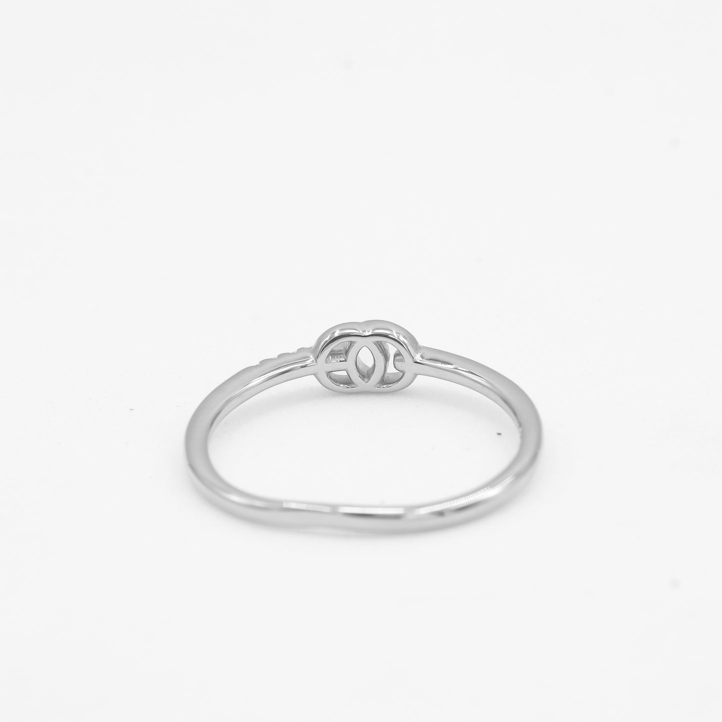 Close-up of Riva 925 silver linked circle ring with sparkle stone detailing