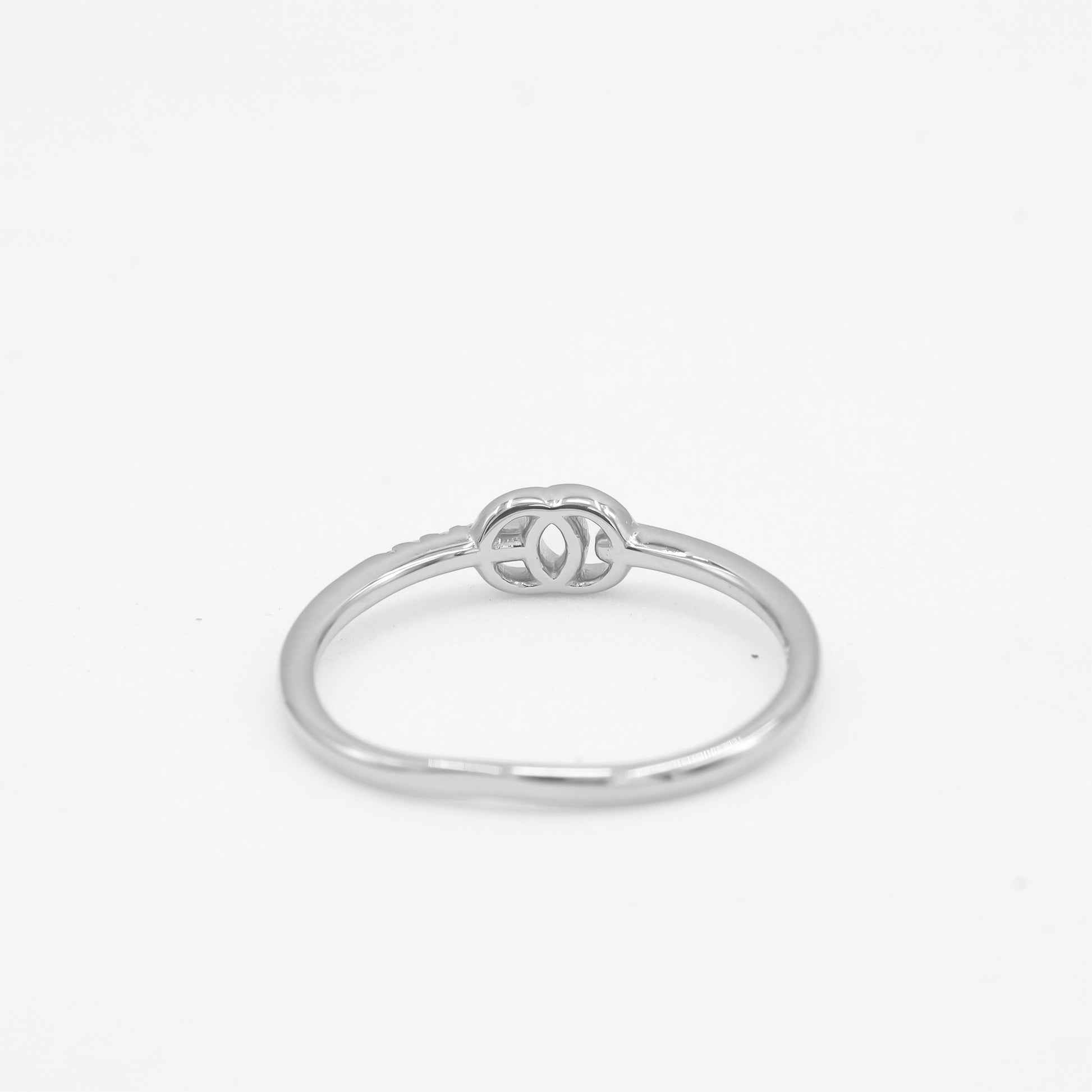 Close-up of Riva 925 silver linked circle ring with sparkle stone detailing