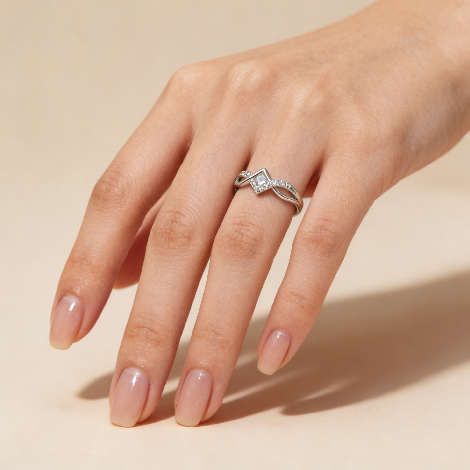 Close-up of Aira 925 silver diamond-shape infinity ring with sparkle detailing